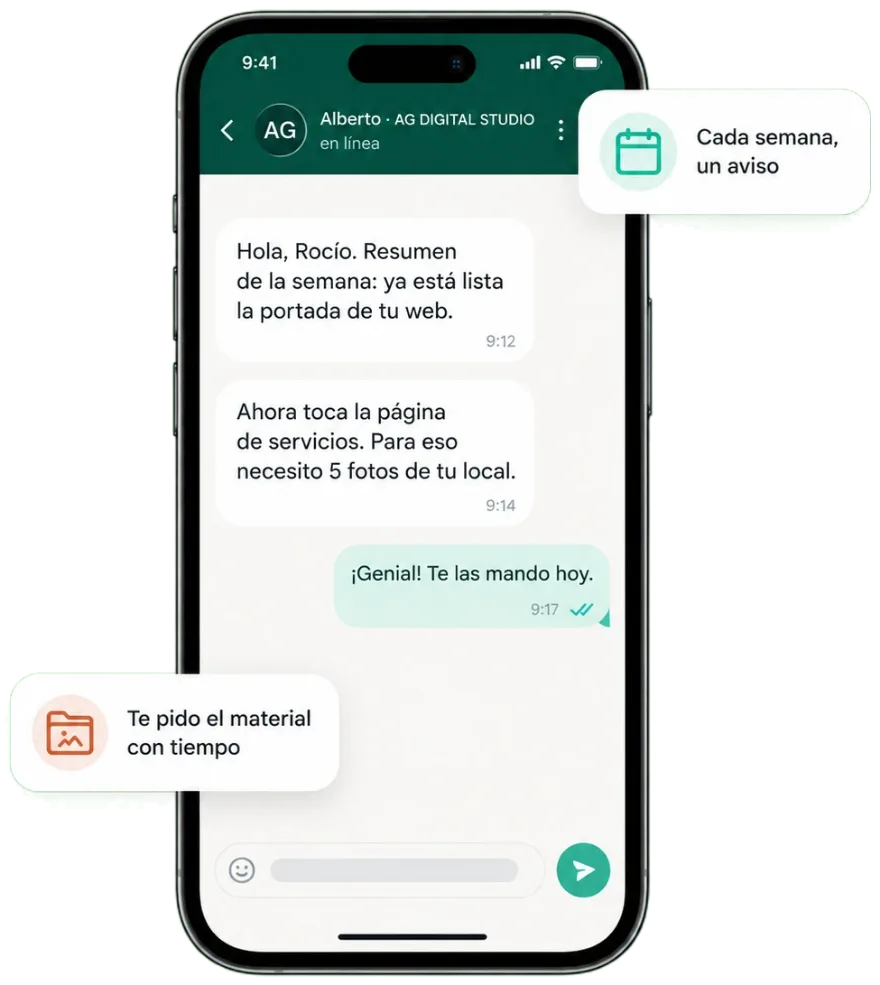 Conversación de ejemplo: Alberto, de AG DIGITAL STUDIO, envía a Rocío el resumen de la semana, le avisa de lo que viene ahora y le pide 5 fotos de su local; ella responde que se las manda hoy. Junto al móvil, dos notas: «Cada semana, un aviso» y «Te pido el material con tiempo».